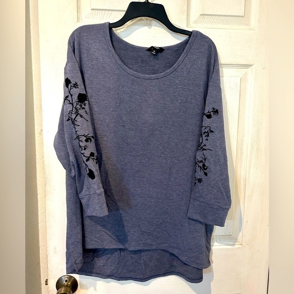 Simply Vera Wang NWT Soft Knit Top Floral Embroidery on Sleeves - Picture 1 of 7